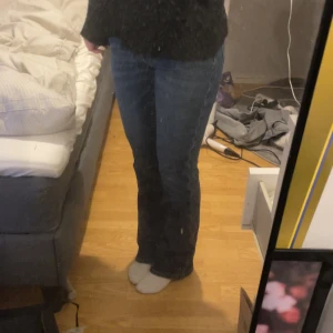 Blå bootcut jeans med låg midja - Säljer ett par klassiska blå jeans med bootcut-snitt och låg midja.