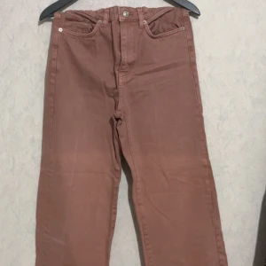 Rosa byxor från 157 i rak modell - Säljer ett par snygga byxor från 157 i en dämpad rosa färg. Byxorna har klassisk femficksdesign, raka ben och normal passform. Perfekta att styla med en hoodie eller t-shirt för en chill look.
