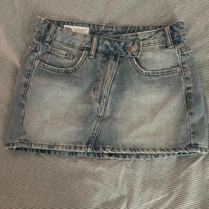 Jeans kjol  - En jeans kjol som är så snygg till ett par boots tex!!🤍