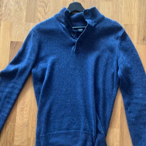 Stickad kofta med krage  - Säljer en snygg tröja från stone island med hög krage 