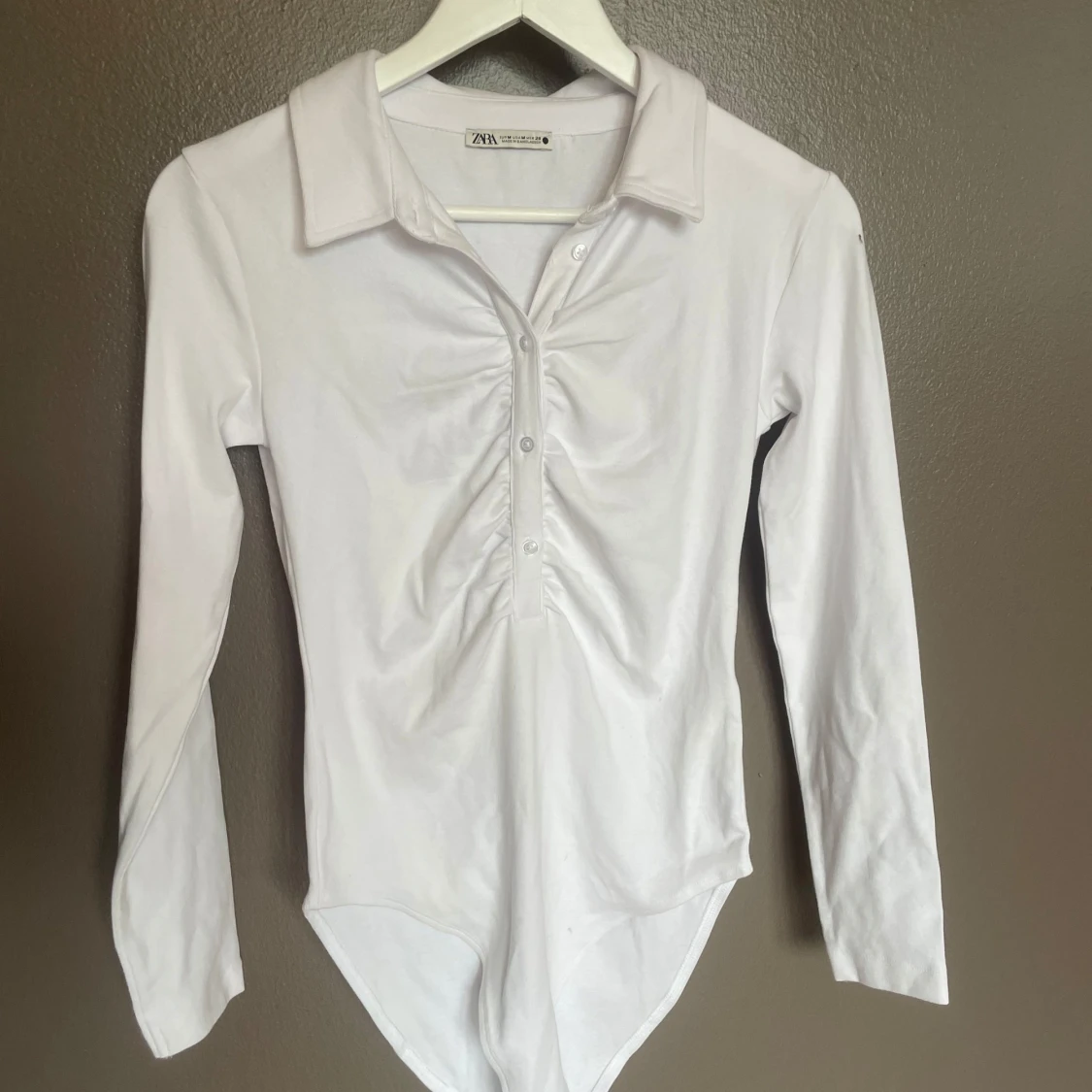 Zara vit body långärmad krage strl M