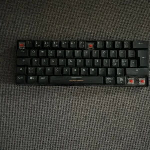 Svart deltaco gaming tangentbord  - Ett bra och snyggt deltaco gaming tangentbord saknas dock några knappar. Man får med sladd till tangentbordet 