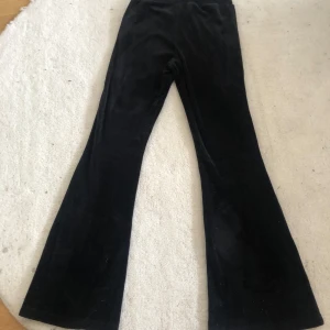 Svarta bootcut byxor från Kappahl - Svarta bootcut mjukisbyxor strl:152.🌼. Stretchiga och lena💕 har används lite och säljer pga: för små☺️ har ej banden vid midjan kvar🙃 men har annars inte några synliga slitningar🤗  ‼️pris kan diskuteras‼️