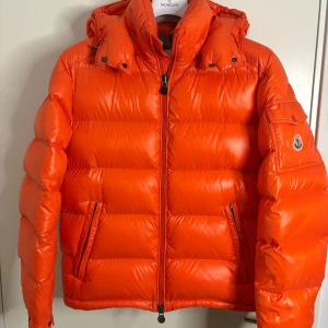 Moncler Maya Orange - Moncler Maya orange, storlek 2. Väldigt fint skick. Passar S/M