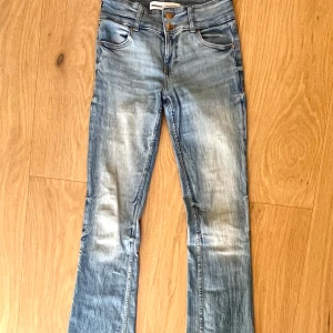 Bershka jeans - Säljer dessa ljusblåa low waist bootcut jeansen ifrån bershka då de e för korta💕 använda fåtal gånger 😊