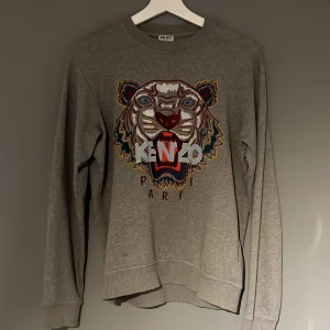 Grå kenzo sweatshirt  - Tjena, säljer min fräscha och stilrena kenzo sweatshirt som knappt är använd. 