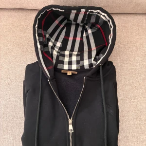 Svart burberry hoodie - En svart burrberry hoodie i storlek M, knappt använd