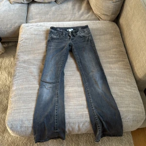 Grå bootcut jeans från Gina Tricot - Snygga grå jeans från Gina Tricot i storlek 146. Modellen har klassisk femficksdesign, dragkedja och knapp framtill samt bootcut-ben. Jeansen har en tvättad look och är tillverkade i mjukt bomullsmaterial med lite stretch för extra komfort.
