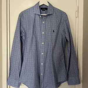 Ralph Lauren Skjorta  - Snygg blårutig skjorta från Polo Ralph Lauren i slim fit-modell. Storlek: M 