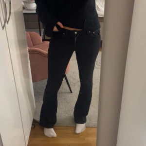 Svarta low waist bootcut jeans  - Säljer dessa supersnygga low waist bootcut jeans❤️då de ej har kommit till användning. Ska posta paket ikväll så köp gärna nu! 🥰