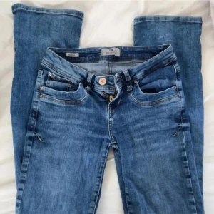 Blå jeans från LTB med raka ben - Snygga blå jeans från LTB med klassisk femficksdesign och raka ben. Jeansen har normal passform, gylf med dragkedja och knapp samt snygga detaljer på bakfickorna. Perfekta för en avslappnad stil.