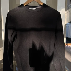 J.Lindeberg Tröja - Tja, säljer min J.Lindeberg tröja i full meriono ull. Perfekt till hösten och kyligare dagar. Storleken är en Medium men sitter som en Small!