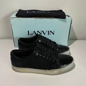 Lanvin skor - Säljer nu dessa lanvin skor i okej skick | defekter? Gul sula, sliten mocka, små defekter på cap toen! | storlek 43 men är stora i storlek!! | vid köp medföljs box och dusbag | hör av dig vid frågor eller funderingar🙌