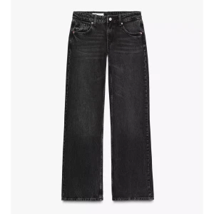 Svarta wide jeans med låg midja - Skit snygga helt nya oanvända svarta populära low waist jeans från Zara. Köpte precis men ångrade sedan mig och hade tagit av prislappen men har paketet och allt kvar som visar att det är nya.💗