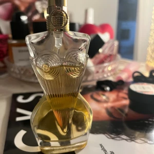 JPG Divine - Jean Paul Gaultier parfym i 30 ml flaska, se bild för hur mycket som är kvar.
