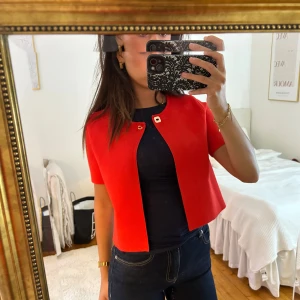 Röd kofta - Så fkn kortare kofta från Zara i storlek S. Knappt använd❤️mycket rödare irl!!