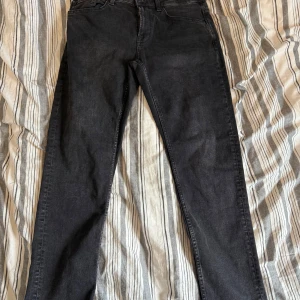 Svarta jeans från Only & Sons W32 L30 - Säljer ett par svarta jeans från Only & Sons i storlek W32 L30. Med passformen Regular fit . Perfekta till en avslappnad stil. Knappt använda, säljer på grund av att dom inte passa mig, bara att skriva vid funderingar 