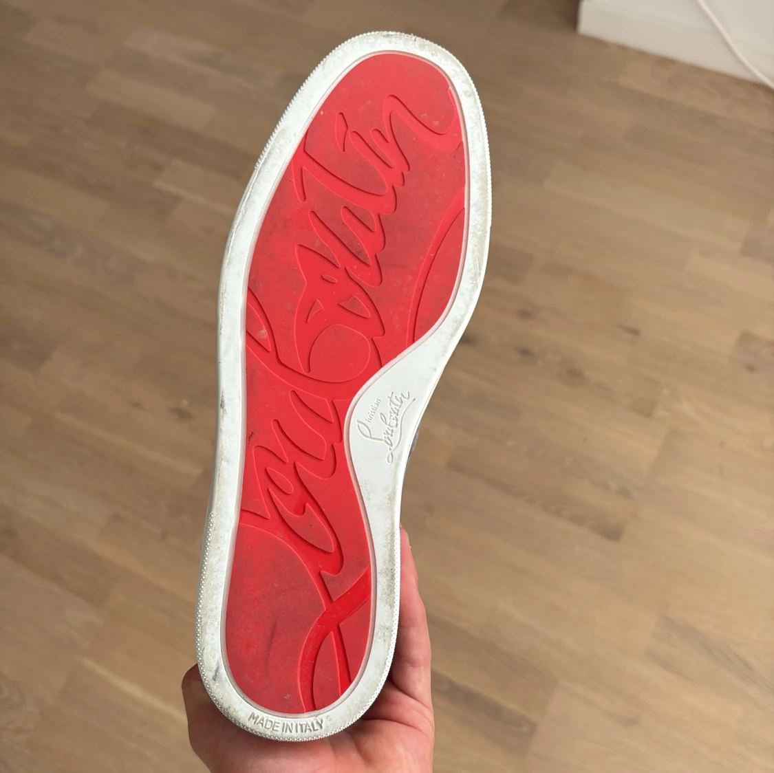 Grå mockasneakers från Louboutin - 1