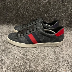 Gucci Skor - ‼️VI TAR EJ BYTEN‼️Gucci ”Ace” Skor | Skick: 8/10 | Storlek UK 9 som motsvarar ungefär 43-44 EU| ingår skopåse vid köp. | Fraktar inom 24H efter köp på köparens bekostnad 📦💨 | Hör av dig vid minsta fråga eller fundering 💭