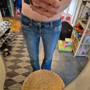 Jeans - Blå jeans med snygga fickor💖💞 36 cm rakt över midjan