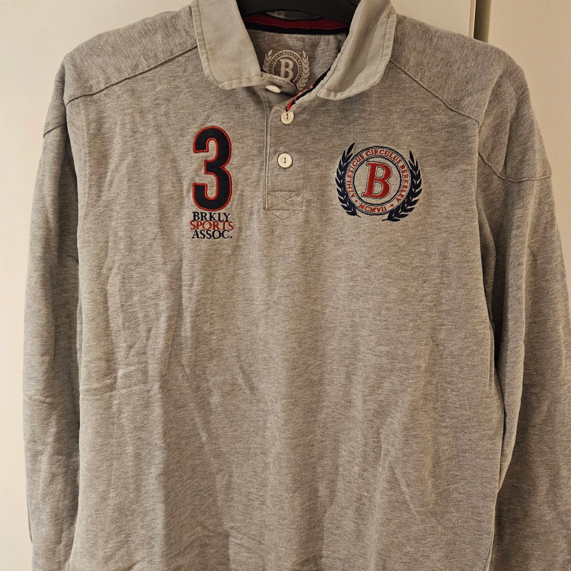 Grå pikétröja från Berkeley med tryck