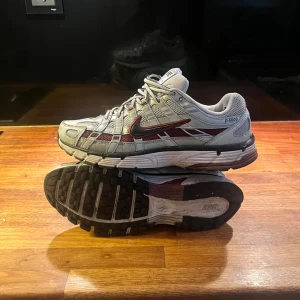 Nike-p6000 - Tjena säljer ett par snygga nike-p6000 i ett relativt bra skick. Skorna har jag haft i ca 6 månader. Högra skon har en defekt vid hälsenan Bild 2 då en liten plastbit sticker ut på insidan av skon. Tveka inte på att höra av dig om du är intresserad