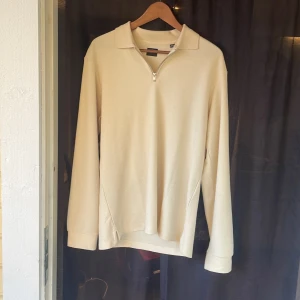 Beige half zip-tröja Jack & Jones - Stilren beige långärmad tröja från Jack & Jones med krage och half zip-dragkedja. Riktigt snygg och knappt använd, nästan nyskick. Storlek M.