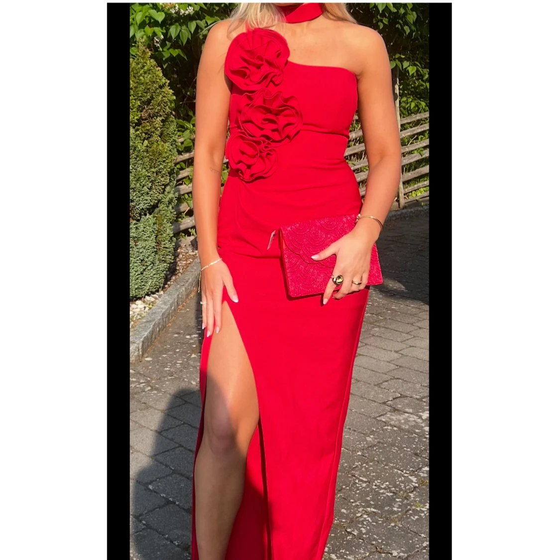 Röd långklänning med stora blommor