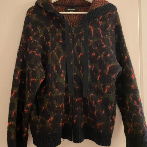 Zadig Voltaire hoodie - Cool stickad leopard zip hoodie från Zadig Voltaire. Använd men fortfarande i fint skick! Storlek M/smen sitter som en s , och den är i 15% mohair och 24% ull☺️