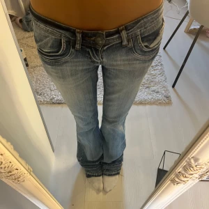 Lågmidjade bootcut jeans - Säljer ett par ljusblå bootcut jeans från ONLY . Jeansen har låg midja och skulle säga att de är storlek xs-s🥰