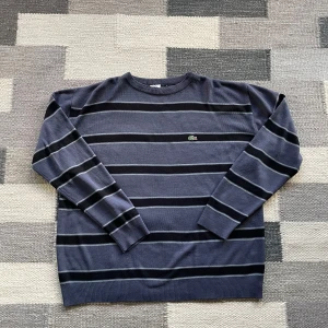 Randig lacoste tröja - Stickad randig lacoste tröja i mycket bra skick. Storlek M men sitter lite L. 