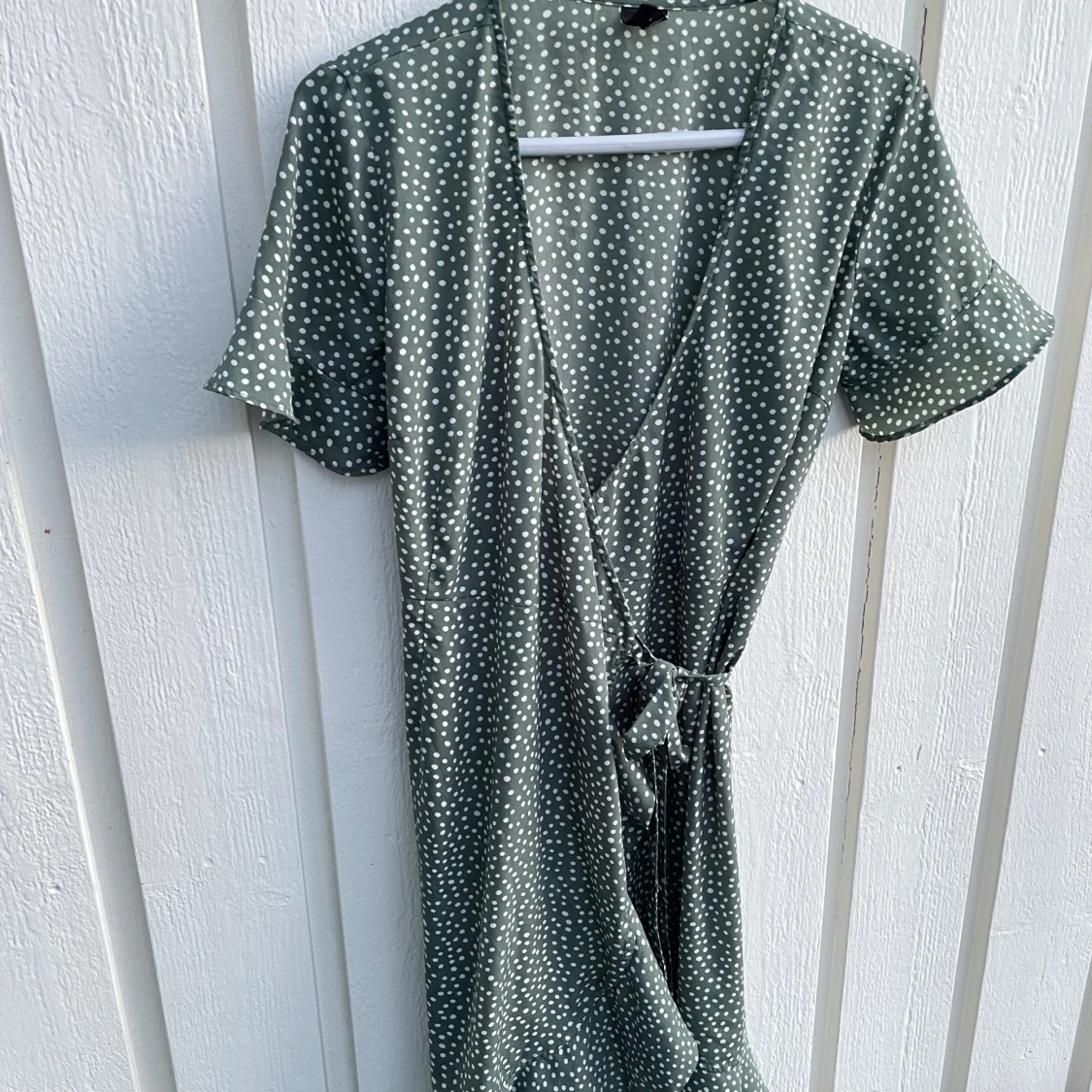Grön prickig omlottklänning med knyt - 3