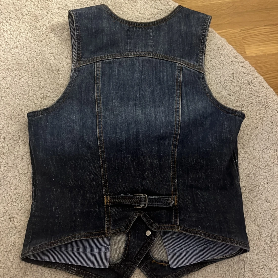 Mörkblå jeansväst med knappar - 1