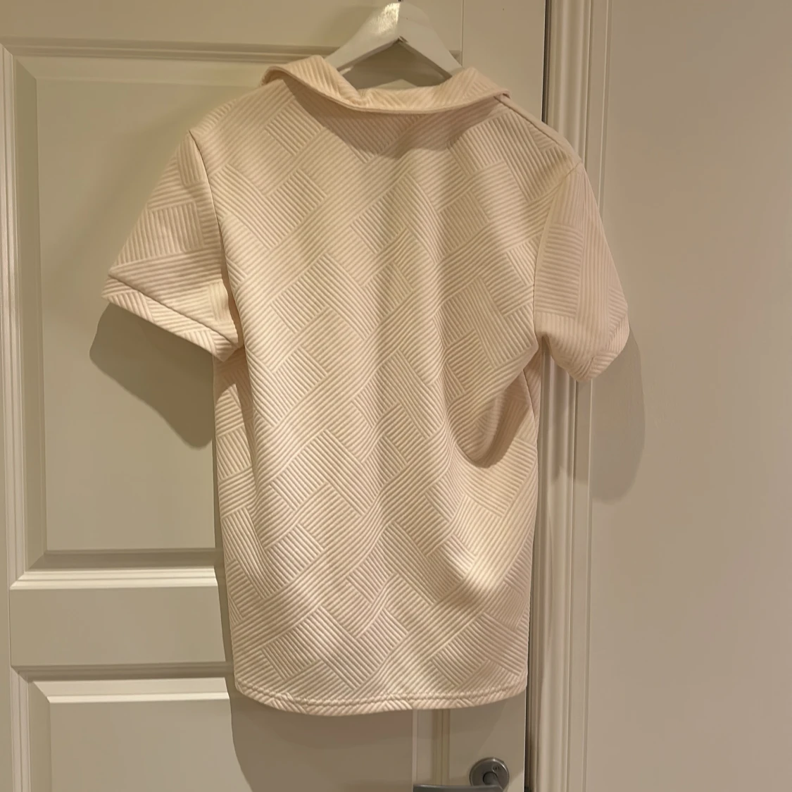 Beige mönstrad t-shirt med krage - 1