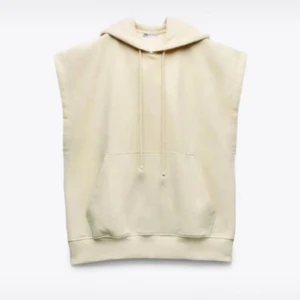 Beige hoodie-väst med snörning - Snygg beige hoodie-väst från Zara med huva och snörning framtill. Västen har en stor magficka och är ärmlös!🤍 helt ny med prislapp på.