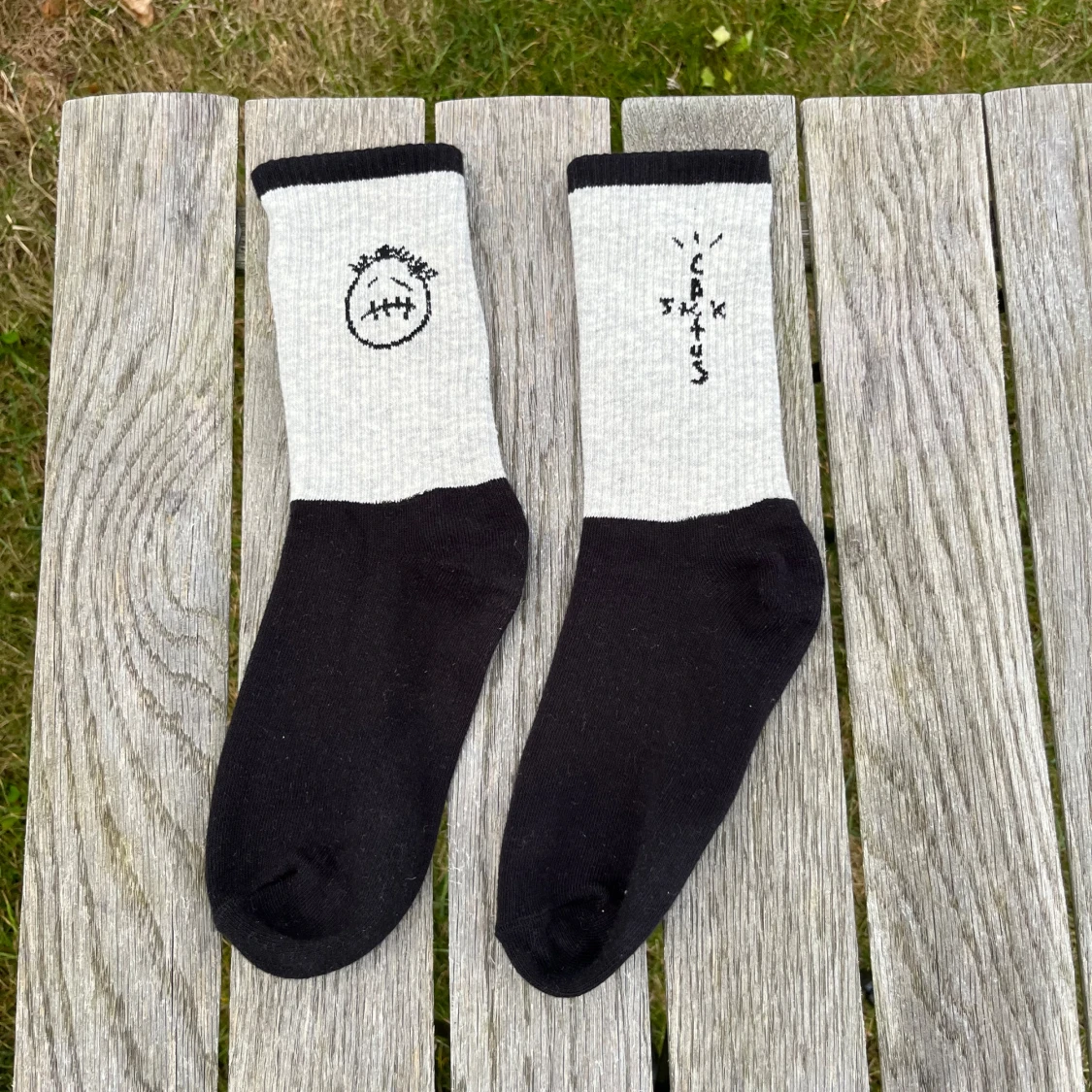 Svarta och grå Travis Scoot strumpor - 1