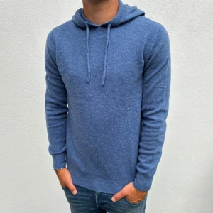 Kashmir/Merino hoodie - Blå Kashmir/Merino hoodie | Storlek S | Modellen är 177cm lång | Endast använd 1 gång, därför nyskick | Hör av dig vid frågor🌟