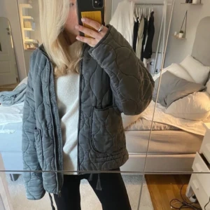 Quiltad jacka  - Slutsåld och populär jacka från Zara!! Jättesnygg😍använd väldigt få gånger och köptes i april