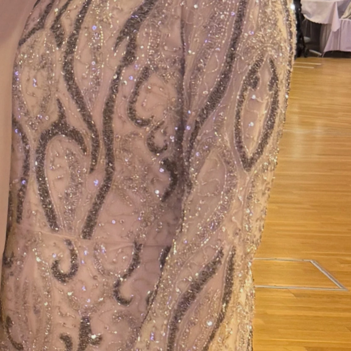 Glittrig långklänning i champagne - 2