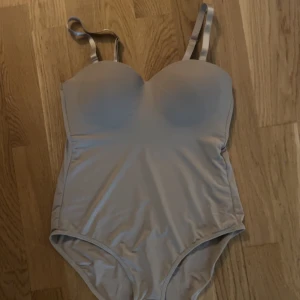 Beige body  - Supersnygg beige body med justerbara axelband. Stilren och enkel design som ger en clean look när man ska ut. Materialet är mjuk och skön perfekt. knappt använt den har testat men den är lite för stor för mig!