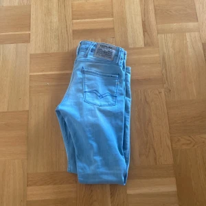 Replay Anbass ljusblå slim jeans - Tja, säljer nu mina replay anbass då jag inte använder dem längre. Det är mycket bra skick. Nästan helt oanvända. Storlek 28/32 men kan även passa större. Skriv vid funderingar 
