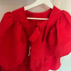 Röd blus  - Röd blus med puff ärm & rosett baktill!! Superfin, aldrig använd 