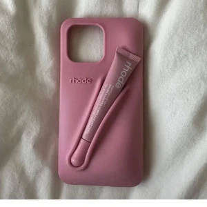 Rhode mobilskal med medföljande glans i ribbon  - Rhode mobilskal till iphone 13,14,15,16 PRO MAX med medföljande glans i färgen ribbon. Skalet och läppglanset är oanvänt och i orginal förpackning.🎀 Har bara ett skal 