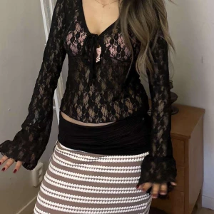 Svart spetsblus med knyt och v-ringning - köpt och testad men ej använd. 