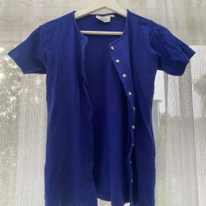 Blå kofta med knappar - Super söt kofta