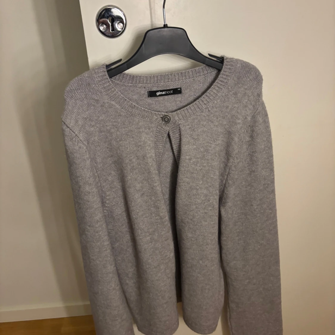 Grå kofta från Gina Tricot