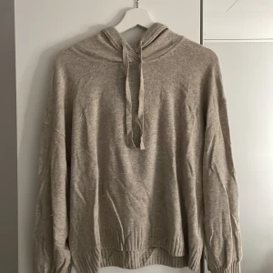 Stickad  hoodie - Beige stickad hoodie, knappt kommit till användning. Skriv för fler bilder 