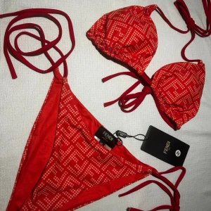 Orange bikini - Skriv för mer information. 1*1. Helt nytt. Kommer med allt i bilden.    Finns i storlek M. 