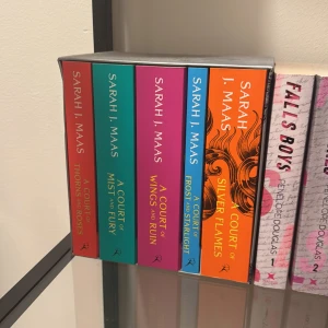 A Court of Thorns and Roses box set - Upptäck den populära fantasyserien 'A Court of Thorns and Roses' av Sarah J. Maas! Perfekt för dig som älskar magi, spänning och episka berättelser. Boxen innehåller fem böcker med färgstarka omslag som gör sig snyggt i bokhyllan.