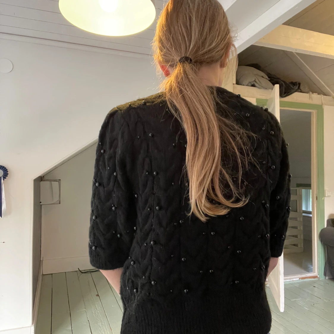 Svart stickad tröja med pärlor från Zara - 1